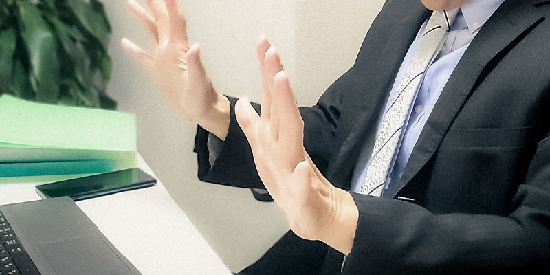 いじめの解決に向けて動いてくれない学校側の人間のイメージ画像