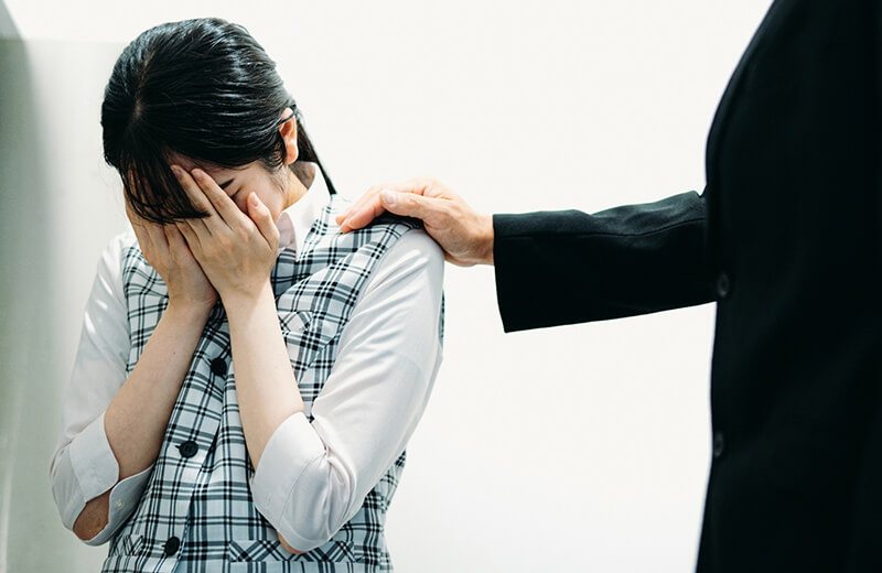 職場でのボディタッチはセクハラ！やめてほしいときの対処法や慰謝料請求